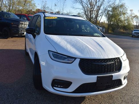 Used 2025 Chrysler Pacifica Limited image 10