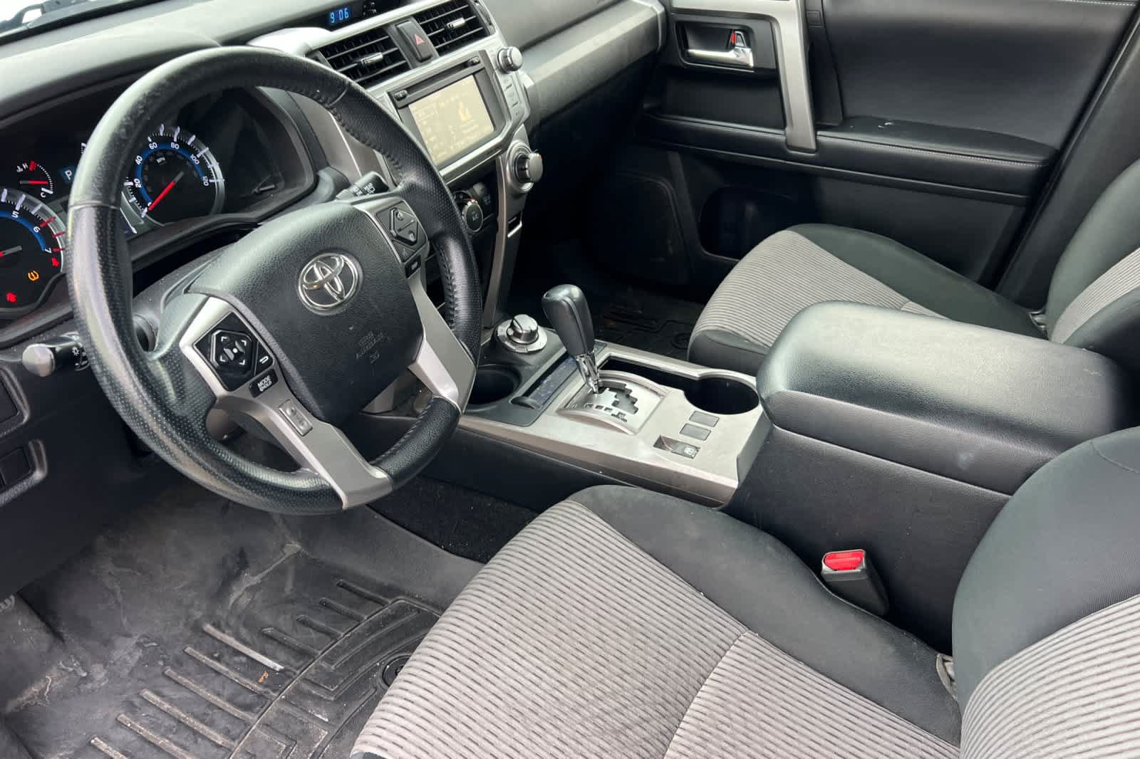 Used 2018 Toyota 4Runner SR5 AWD/4WD image 9