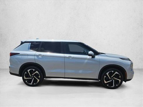 Used 2022 Mitsubishi Outlander ES AWD/4WD image 4