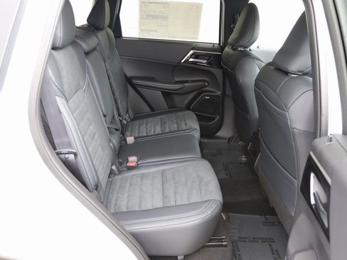 New 2025 Mitsubishi Outlander SE image 7