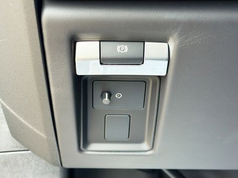 New 2026 Land Rover Defender 110 OCTA image 34