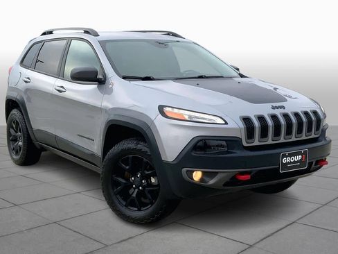 Used 2017 Jeep Cherokee Trailhawk image 2