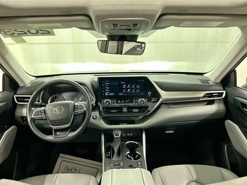 Used 2023 Toyota Highlander XLE image 18