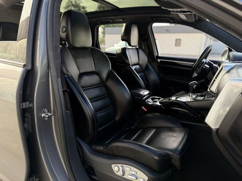 Used 2017 Porsche Cayenne Turbo image 32