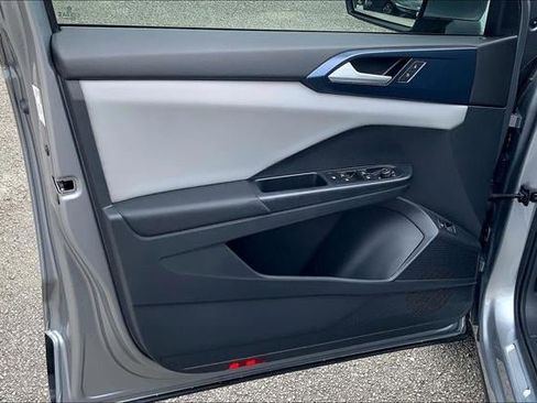 Used 2023 Volkswagen Taos SE w/ Panoramic Sunroof Package image 23