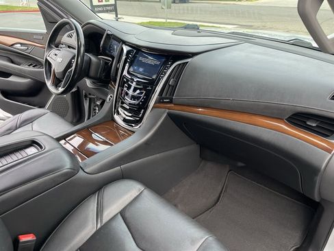 Used 2020 Cadillac Escalade ESV Luxury image 38