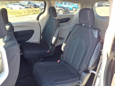 Used 2022 Chrysler Voyager LX image 8