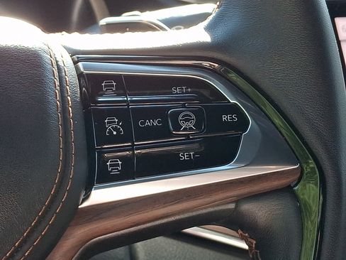Used 2023 Jeep Grand Cherokee L Summit w/ Luxury Tech Group V AWD/4WD image 24