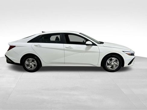 Certified 2025 Hyundai Elantra SE FWD image 2