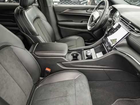 New 2025 Jeep Grand Cherokee L Altitude image 18