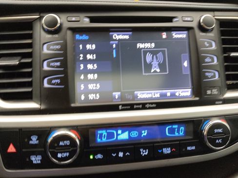 Used 2019 Toyota Highlander XLE image 25