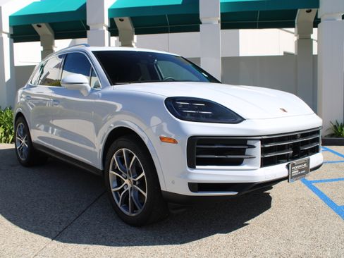 Certified 2025 Porsche Cayenne image 9
