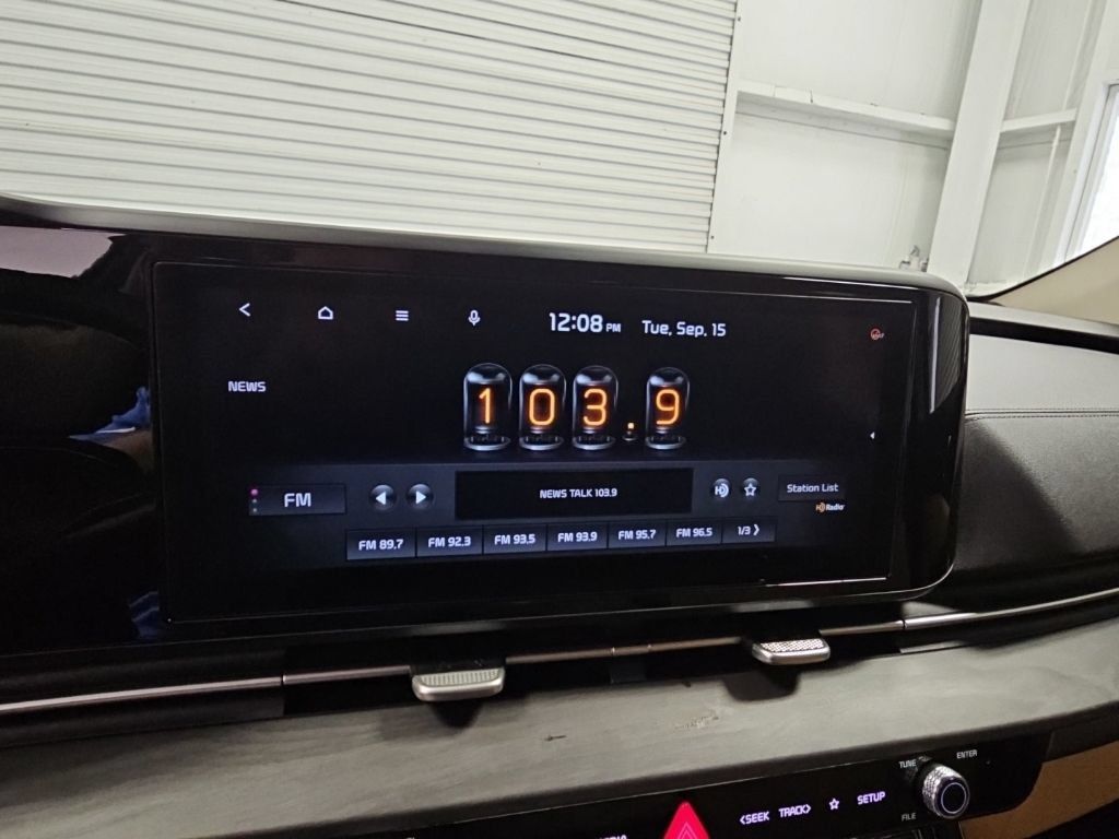 Used 2022 Kia Carnival EX FWD image 16