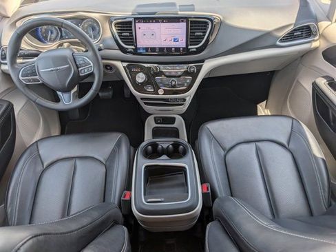 Used 2024 Chrysler Pacifica Touring-L FWD image 5