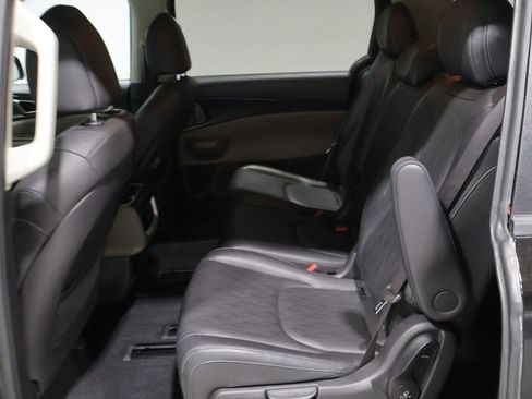 Used 2025 Kia Carnival FWD image 16