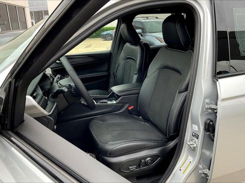 New 2025 Jeep Grand Cherokee Altitude image 9