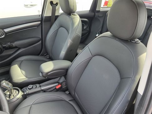 Used 2023 MINI Cooper 4-Door Hardtop image 11