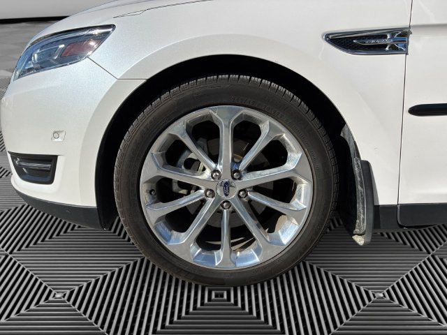 Used 2018 Ford Taurus Limited w/ Driver Assist Package FWD image 9