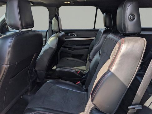 Used 2018 Ford Explorer XLT w/ Equipment Group 202A image 15
