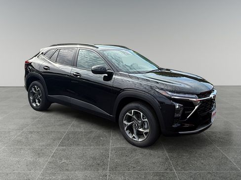 New 2026 Chevrolet Trax LT w/ Driver Confidence Package FWD image 6