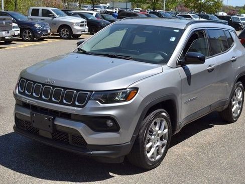 Used 2022 Jeep Compass Latitude w/ Sun and Sound Group AWD/4WD image 4