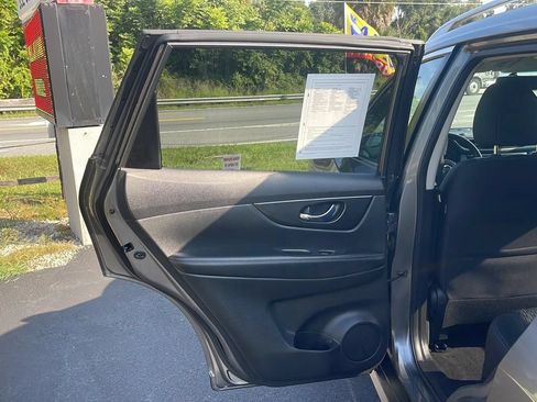 Used 2017 Nissan Rogue S w/ S Appearance Package FWD image 11