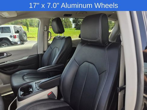 Used 2024 Chrysler Pacifica Touring-L FWD image 12