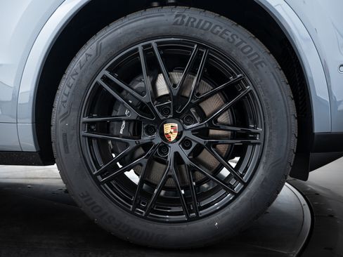 Certified 2025 Porsche Cayenne image 11