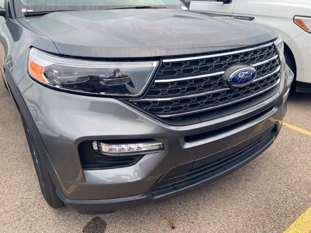Used 2023 Ford Explorer XLT w/ Equipment Group 202A AWD/4WD image 4