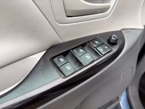 Used 2017 Toyota Sienna L FWD image 24
