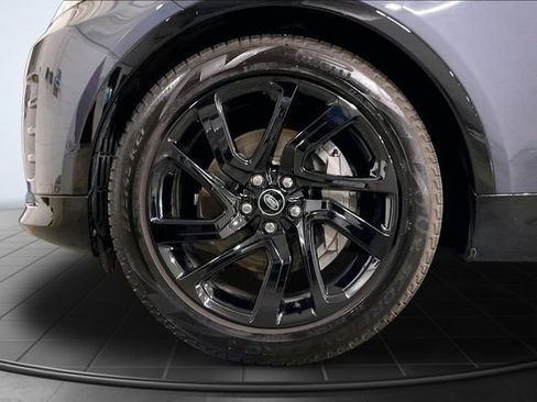 Used 2024 Land Rover Discovery Dynamic SE AWD/4WD image 11