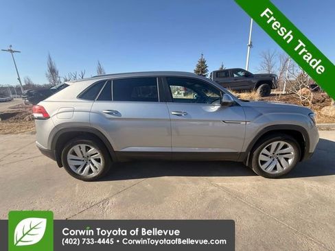 Used 2022 Volkswagen Atlas Cross Sport SE image 2