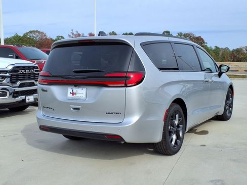 New 2026 Chrysler Pacifica Limited w/ S Appearance Package FWD image 6