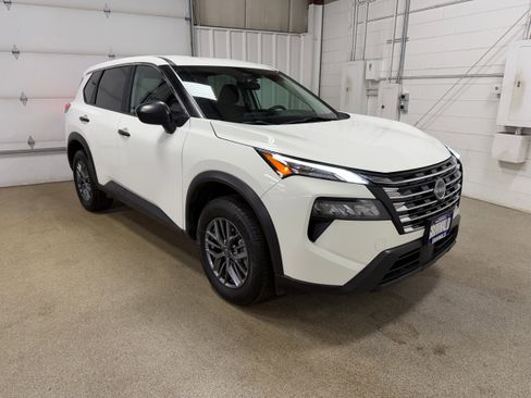 Used 2024 Nissan Rogue S image 4