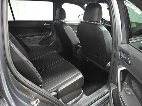 Used 2022 Volkswagen Tiguan SE R-Line image 18