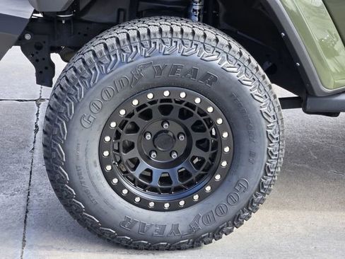 Used 2021 Jeep Gladiator Sport image 10