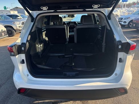 Used 2021 Toyota Highlander XLE image 7