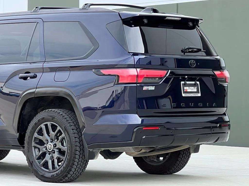 Used 2024 Toyota Sequoia Platinum AWD/4WD image 43