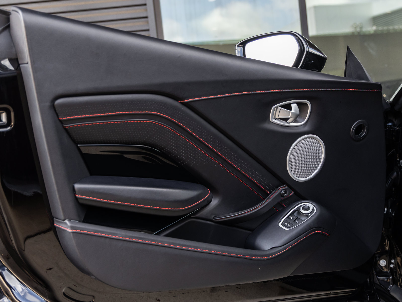 Used 2023 Aston Martin V8 Vantage Coupe RWD image 18