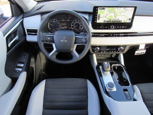 New 2026 Mitsubishi Outlander SE image 10