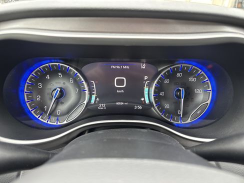 Used 2023 Chrysler Pacifica Touring-L FWD image 27