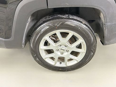 Used 2023 Jeep Renegade Latitude AWD/4WD image 30
