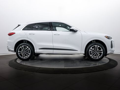 Certified 2025 Audi Q5 Premium w/ Convenience Package AWD/4WD image 3