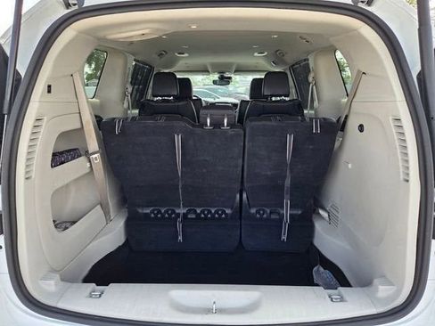 Used 2023 Chrysler Pacifica Touring-L FWD image 10
