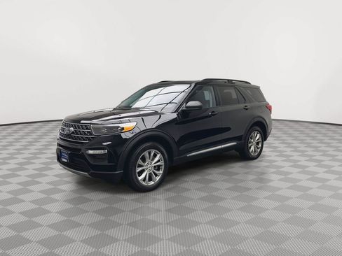 Used 2023 Ford Explorer XLT w/ Equipment Group 202A AWD/4WD image 38