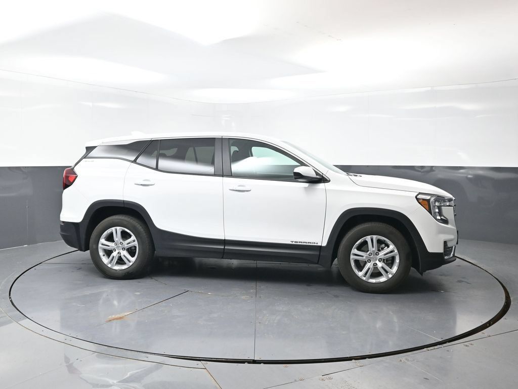 Used 2024 GMC Terrain SLE FWD image 3