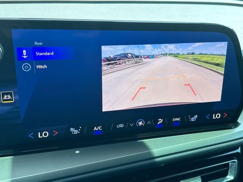 Used 2025 Chevrolet Traverse LT image 17