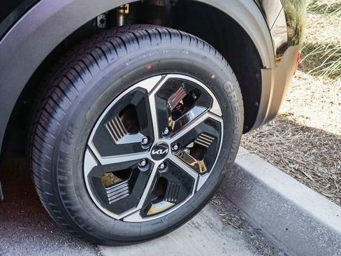 Certified 2025 Kia Niro EX image 8