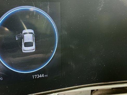 Used 2025 Hyundai Elantra Limited image 18