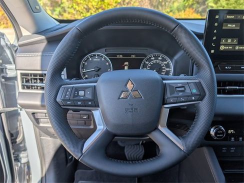 New 2025 Mitsubishi Outlander SE image 14